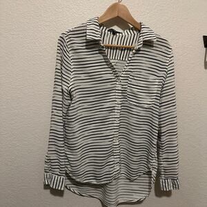 VELVET HEART Long Sleeve Lightweight Collared Button up Shirt Size M